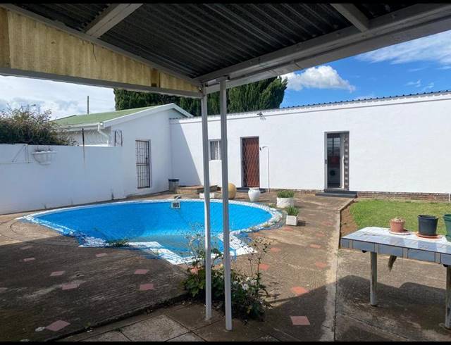 6 BEDROOM HOUSE FOR SALE IN KOMANI PARK